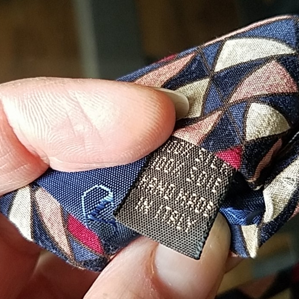 𝅺Valentino vintage designer's Italian red 100% silk men's necktie geometrical - Picture 3 of 10